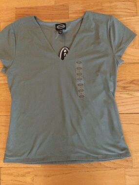 NWT  Womens Cap V Necked Leeved Green Shirt. size L